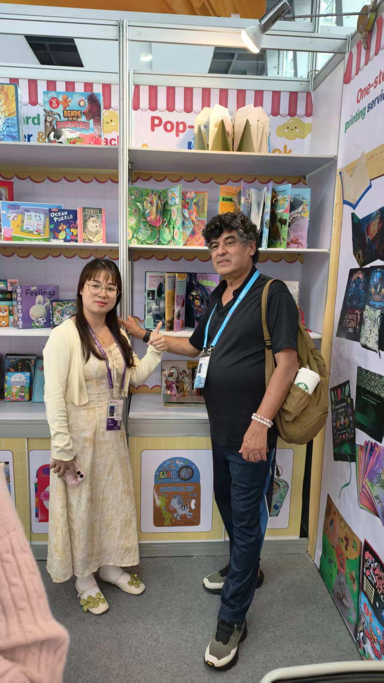 Meeting with international buyer at our booth